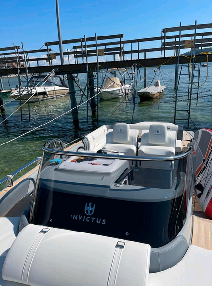 Invictus GT 280 mit Bodenseezulassung -hier ein Blick von von Vorn auf den Steuerstand und die beiden Sitze dahinter