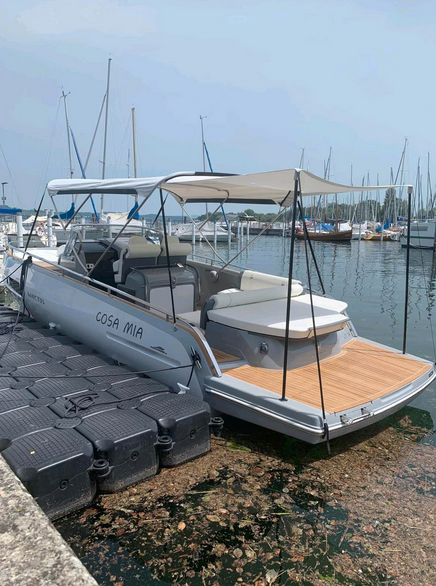 Invictus GT 280 mit Bodenseezulassung -hier ein Blick von Backbord auf die Yacht mit Bimini