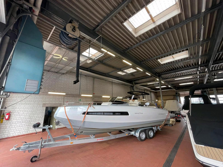 Invictus GT 280 mit Bodenseezulassung -hier ein Blick von schräg auf die Yacht auf einem Trailer
