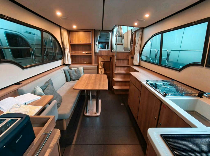 Linssen Grand Sturdy 35 SL AC - hier ein Blick auf die Küche und den Wohnbereich innen.