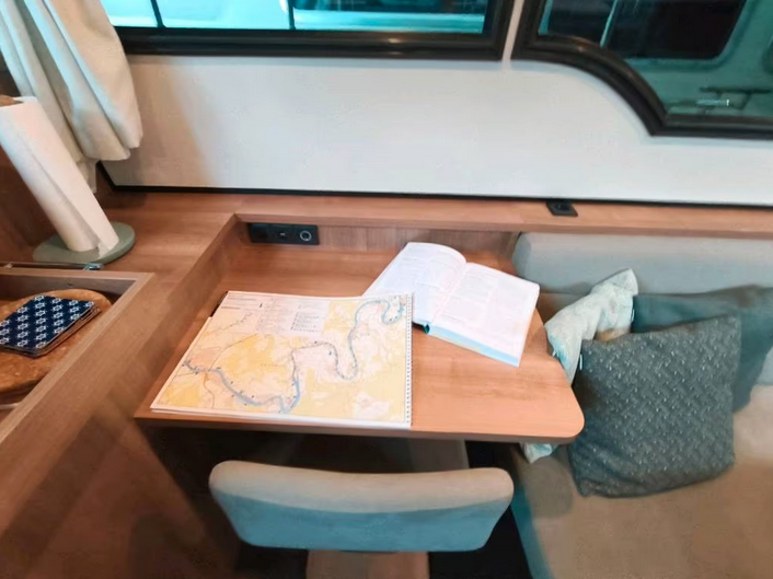 Linssen Grand Sturdy 35 SL AC - hier ein Blick auf den kleinen Arbeitsbereich neben dem Sofa.