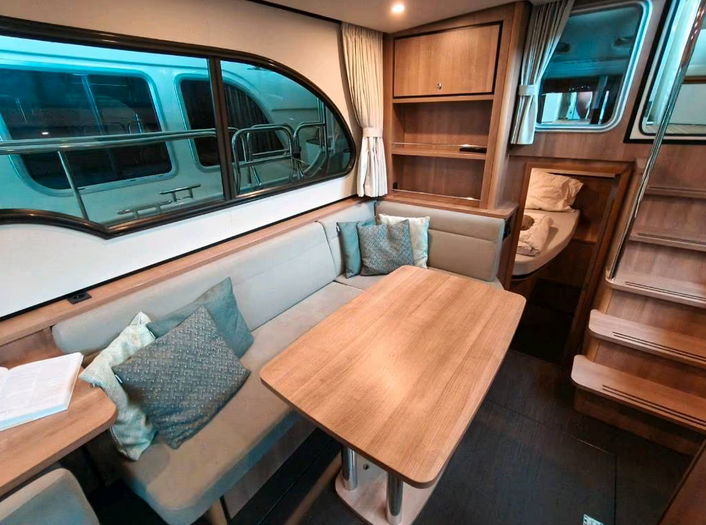 Linssen Grand Sturdy 35 SL AC - hier ein Blick auf den Wohnbereich innen und im Hintergrund die Schlafkabine.