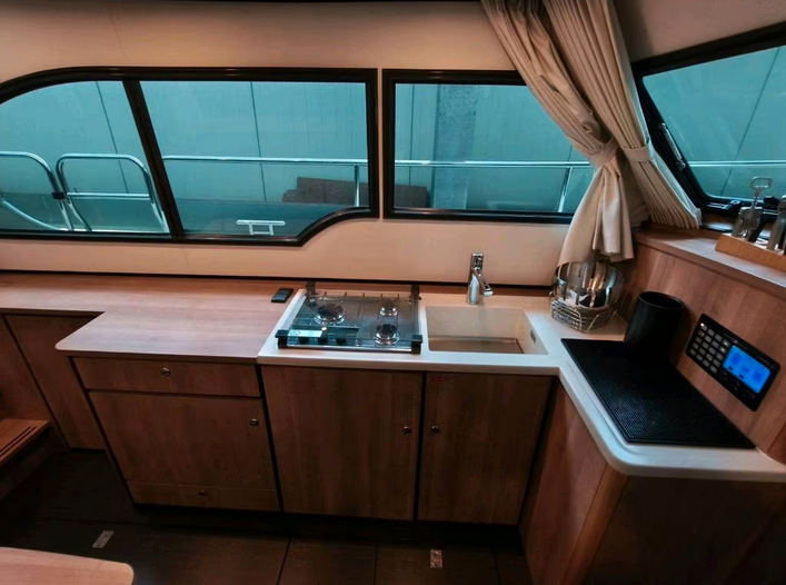 Linssen Grand Sturdy 35 SL AC - hier ein Blick auf die Küche.