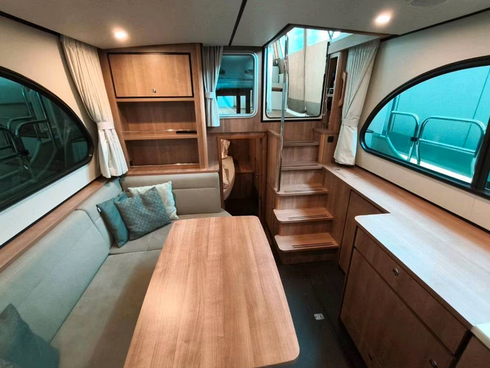 Linssen Grand Sturdy 35 SL AC - hier ein Blick auf den Wohnbereich innen mit Aufgang nach draußen.