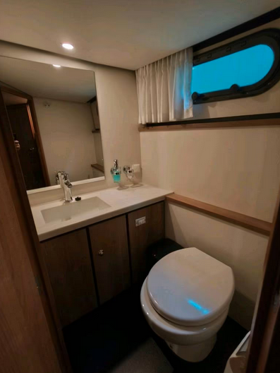 Linssen Grand Sturdy 35 SL AC - hier ein Blick in die Toilette mit Waschtisch.