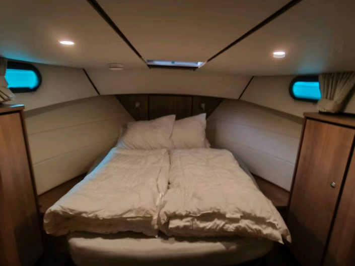 Linssen Grand Sturdy 35 SL AC - hier ein Blick in die Schlafkabine im Bug