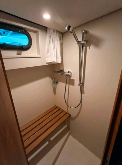 Linssen Grand Sturdy 35 SL AC - hier ein Blick in die Dusche