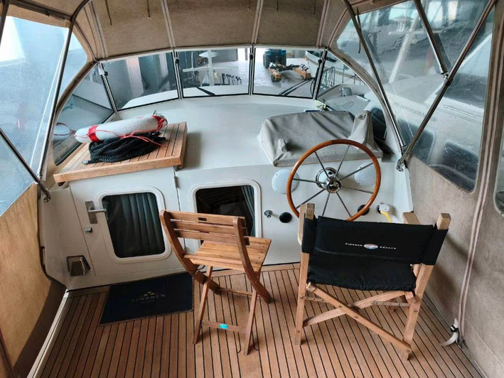 Linssen Grand Sturdy 35 SL AC - hier ein Blick auf den Fahrstand oben unter der Persenning