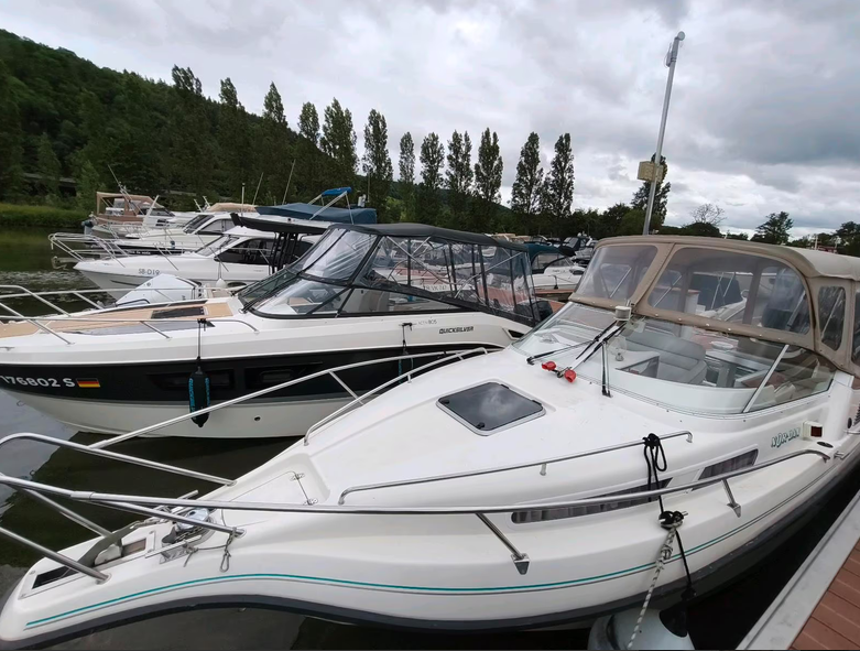 Motoryacht Nordan 7800 - Blick von vorn auf die Yacht