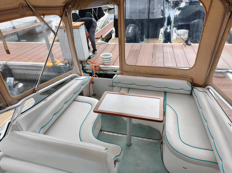 Motoryacht Nordan 7800 - Blick vom Steuerstand auf die Sitzgruppe