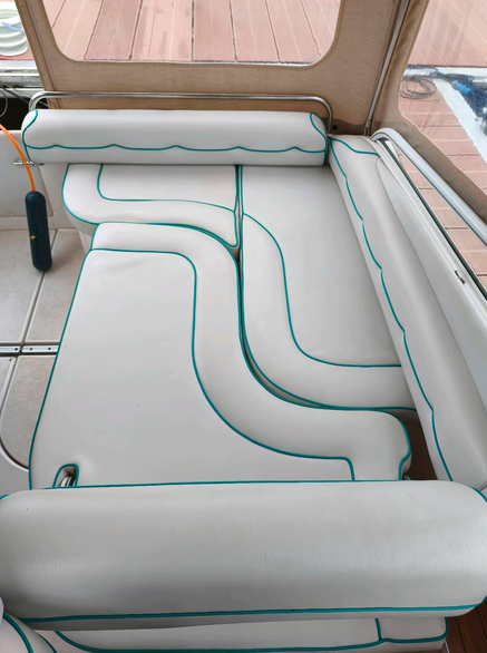 Motoryacht Nordan 7800 - Blick die Sitzgruppe, hier handlich zusammengeschoben