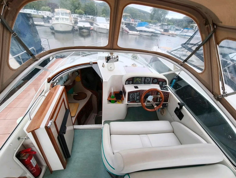 Motoryacht Nordan 7800 - Blick oben auf den Steuerstand und links den Niedergang ins Innere der Yacht