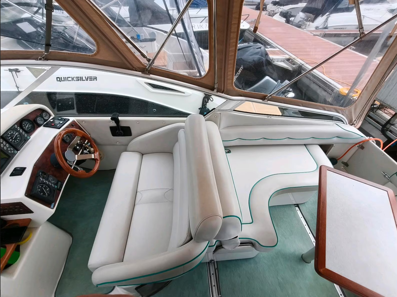 Motoryacht Nordan 7800 - Blick oben auf den Steuerstand und die dahinter befindliche Sitzgruppe