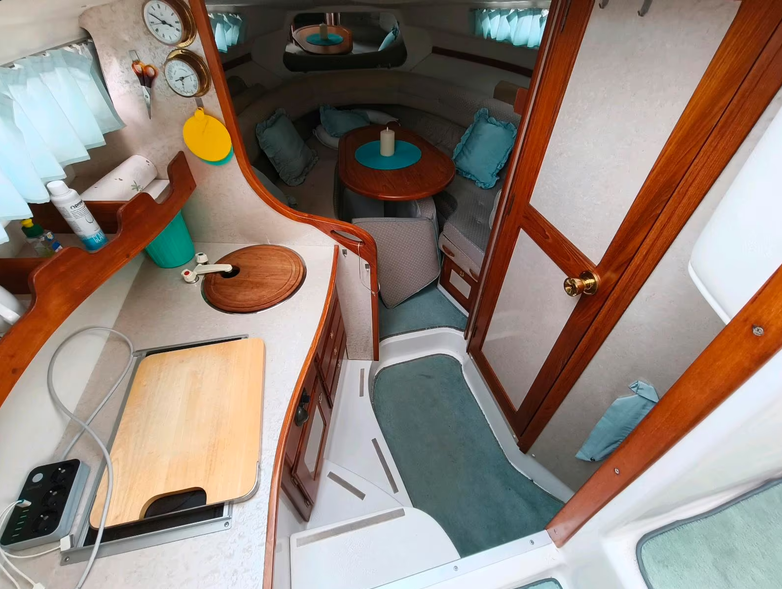 Motoryacht Nordan 7800 - Blick von oben ins Boot mit links der Pantry, geradeaus der Bugkabine und rechts der Tür zur Toilette