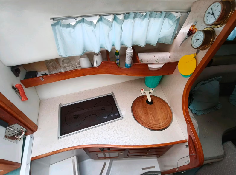 Motoryacht Nordan 7800 - Blick in die Pantry von oben