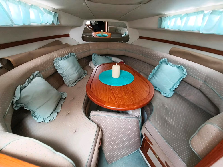 Motoryacht Nordan 7800 - Blick ins Bootsinnere; Bugkabine mit Sitzgelegenheit, Tisch ist absenkbar, um einen Schlafplatz im Bug zu ermöglichen.