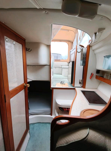 Motoryacht Nordan 7800 - Blick ins Bootsinnere; unten Schlafkabine, rechts Pantry mit Aufgang nach oben