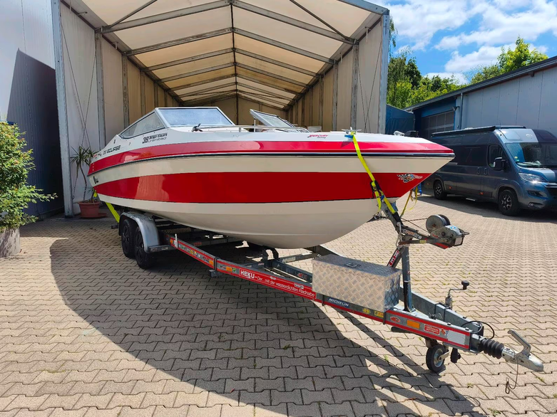Wellcraft Eclipse 215 XL - hier ein Blick auf die Yacht auf dem Trailer