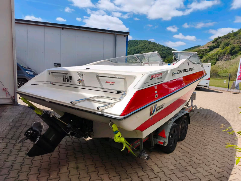 Wellcraft Eclipse 215 XL - hier ein Blick auf die Yacht auf dem Trailer