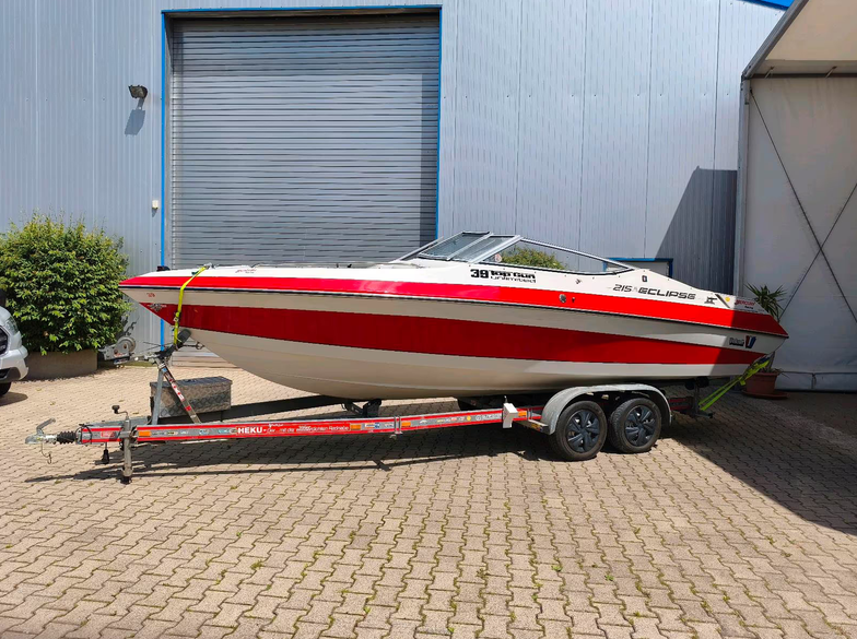 Wellcraft Eclipse 215 XL - hier ein Blick auf die Yacht auf dem Trailer