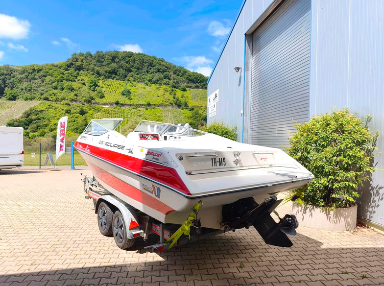 Wellcraft Eclipse 215 XL - hier ein Blick auf die Yacht auf dem Trailer