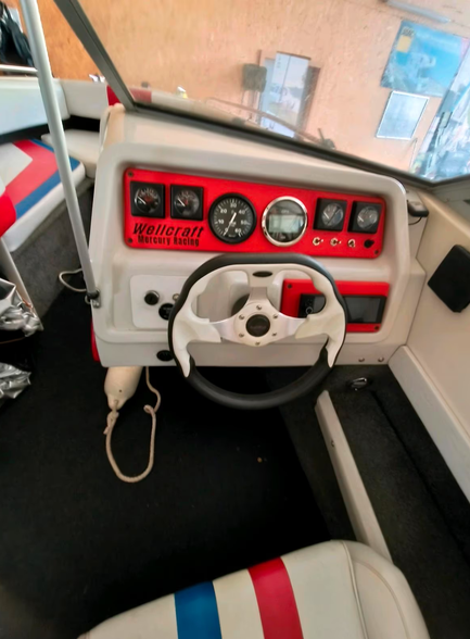 Wellcraft Eclipse 215 XL - hier ein Blick auf den Steuerstand