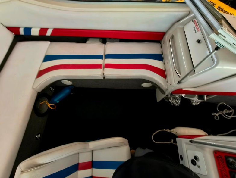 Wellcraft Eclipse 215 XL - hier ein Blick auf die Polster in der Bootsmitte