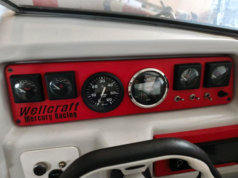 Wellcraft Eclipse 215 XL - hier ein Blick auf die Armaturen am Steuerstand