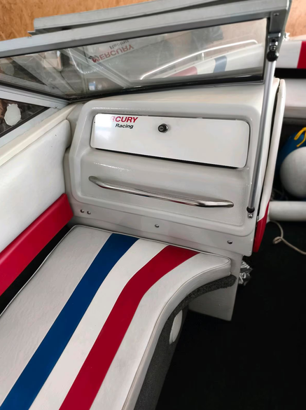 Wellcraft Eclipse 215 XL - hier ein Blick auf die SItzbank mit Haltegriff