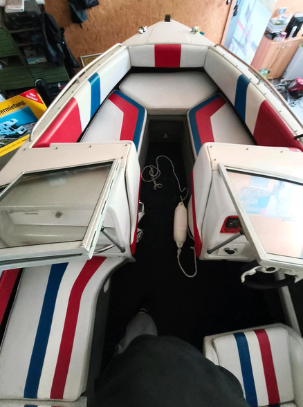 Wellcraft Eclipse 215 XL - hier ein Blick auf die Polster im gesamten Schiff